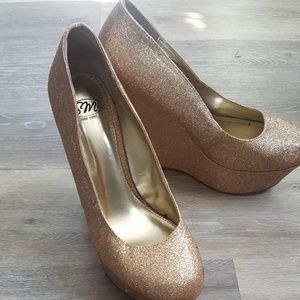 SM NEW York Gold Sparkle Platform Heels